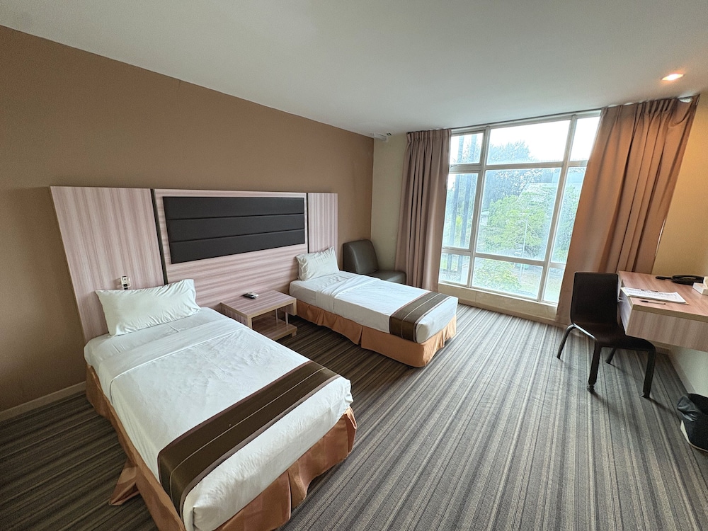 Palette Kota Kinabalu Near by Imago Shopping Mall Formerly Zara's Boutique Hotel — photo 4