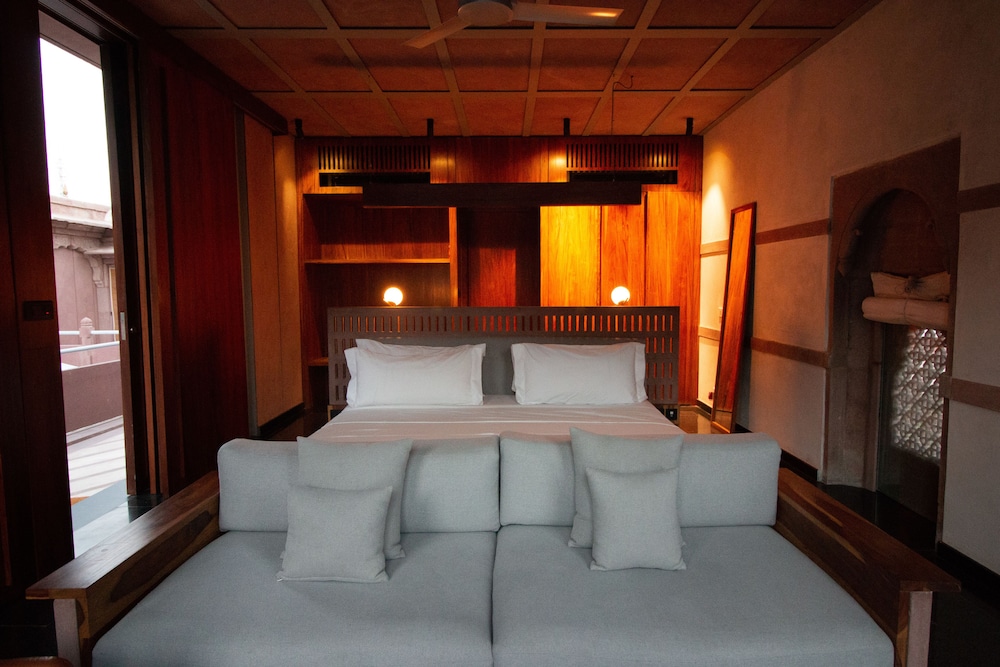 HERITAGE, SUITE, KING BED