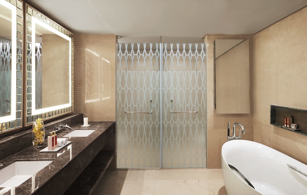 Luxury Room City View Twin Bed