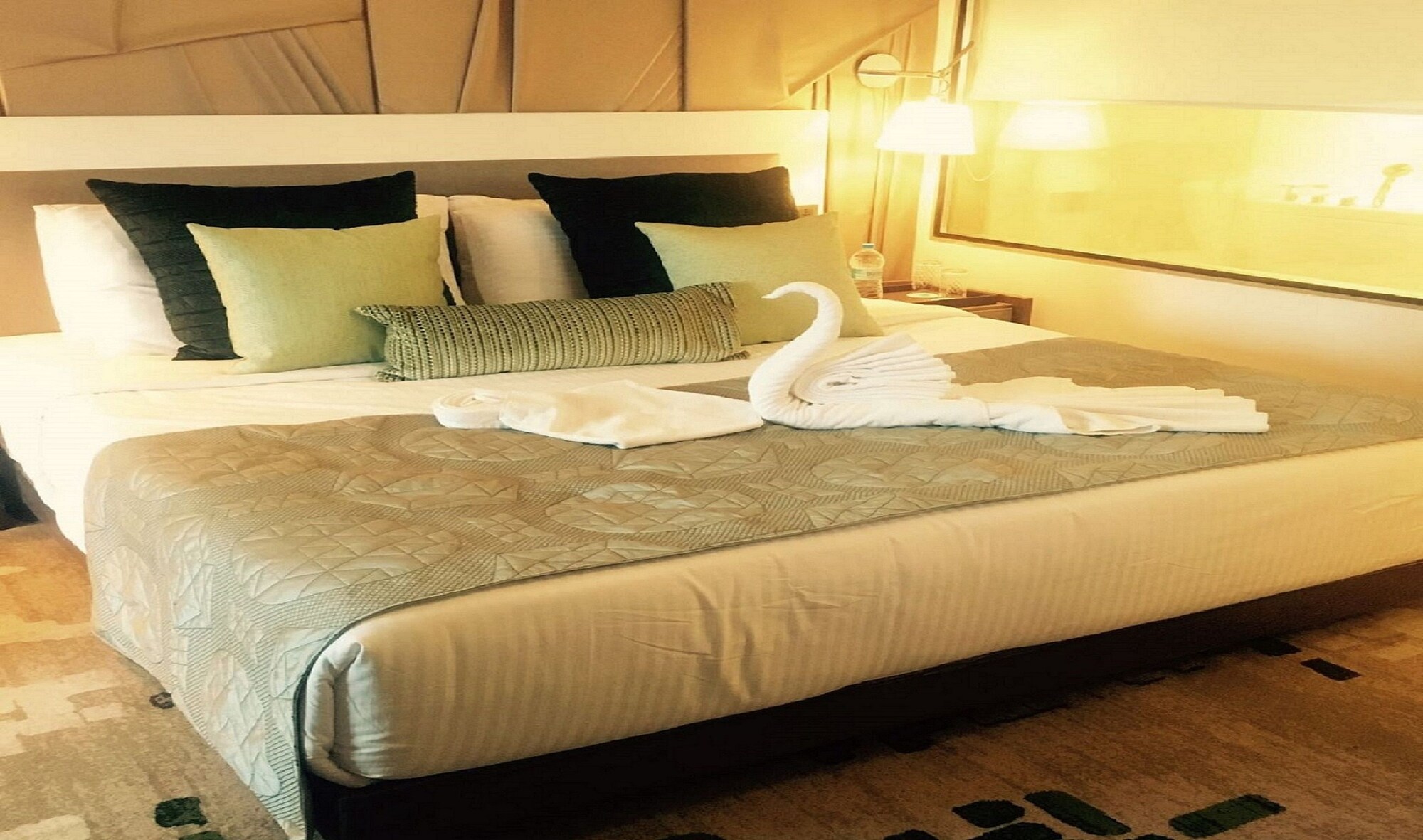 SUITE, KING BED